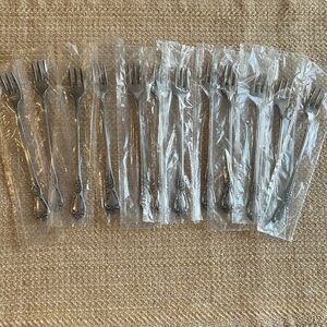 New! 12 pieces Oneida Kennett Square Distinction Deluxe stainless Cocktail Forks
